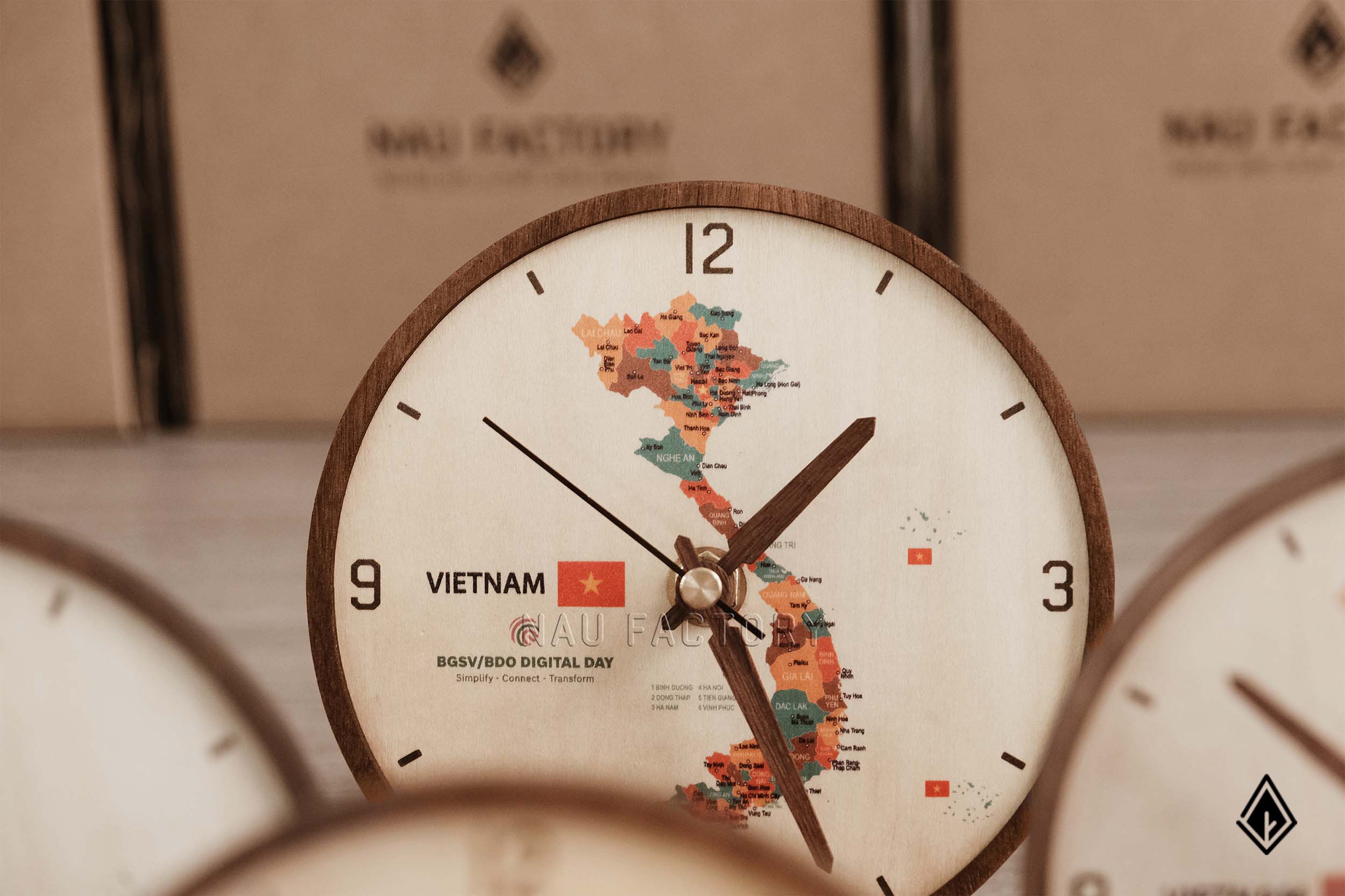 Đồng hồ bản đồ Việt Nam - Niềm tự hào sắt son hiện hữu cùng biểu tượng doanh nghiệp