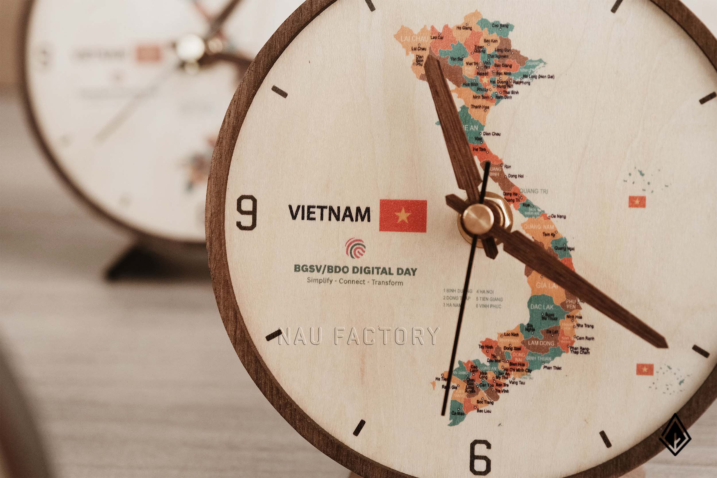 Đồng hồ bản đồ Việt Nam - Niềm tự hào sắt son hiện hữu cùng biểu tượng doanh nghiệp