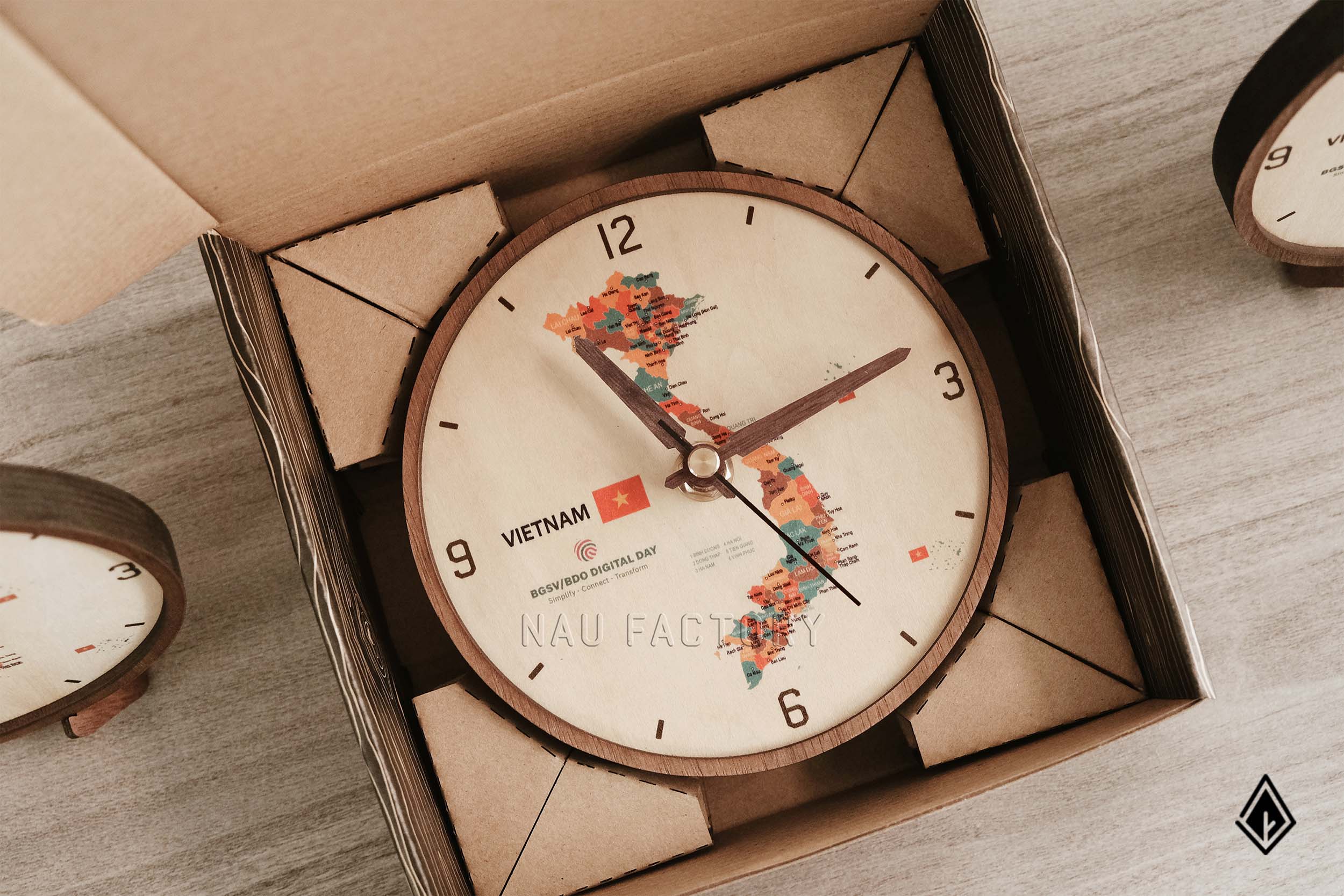 Đồng hồ bản đồ Việt Nam - Niềm tự hào sắt son hiện hữu cùng biểu tượng doanh nghiệp