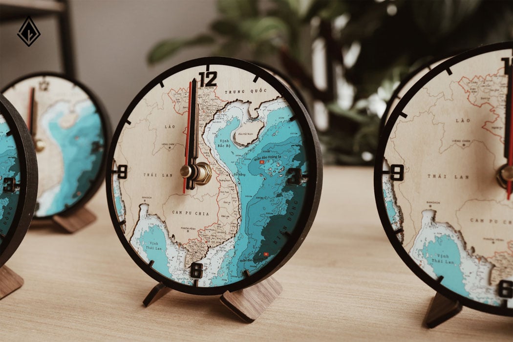 Đồng hồ để bàn bản đồ Việt Nam là món đồ gỗ nhỏ nhắc nhở bạn về sự chảy trôi của thời gian.
