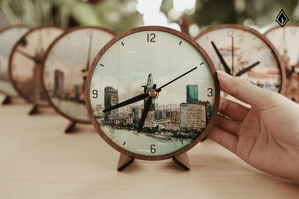 Đồng hồ để bàn in hình Sài Gòn - thiết kế nhỏ xinh thổi luồng gió mới cho góc làm việc