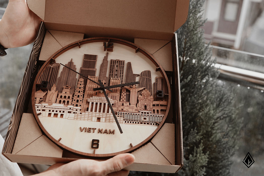 Đồng hồ Việt Nam Skyline là món quà vừa hữu dụng vừa mang ý nghĩa quan trọng. Ảnh: Nau Factory