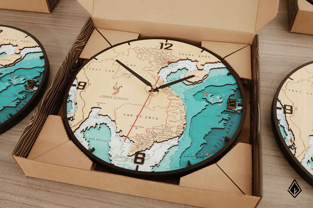 Đồng hồ gỗ bản đồ Việt Nam với thiết kế 3D ấn tượng. Ảnh: Nau Factory