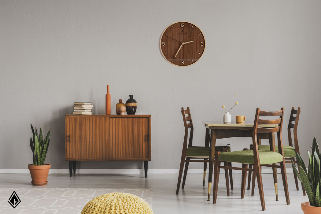 Đồng hồ gỗ treo tường giúp không gian nhà bạn thêm sang trọng và ấn tượng. Ảnh: Nâu Factory