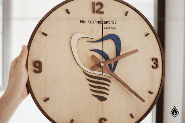 Đồng hồ thuần gỗ được thiết kế dán nổi tinh tế. Ảnh: Nâu Factory
