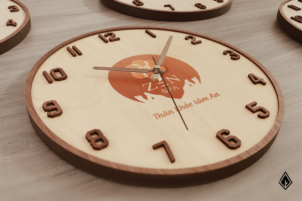 Đồng hồ được làm từ gỗ hoàn toàn tự nhiên bền đẹp với thời gian tô điểm không gian sống. Ảnh: Nau Factory