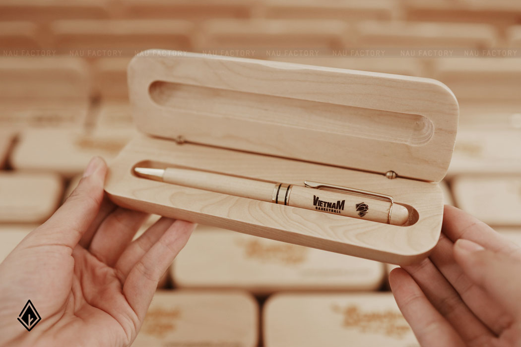 Set bút hộp gỗ thể hiện sự trang nhã và cao cấp cho món quà doanh nghiệp. Ảnh: Nâu Factory
