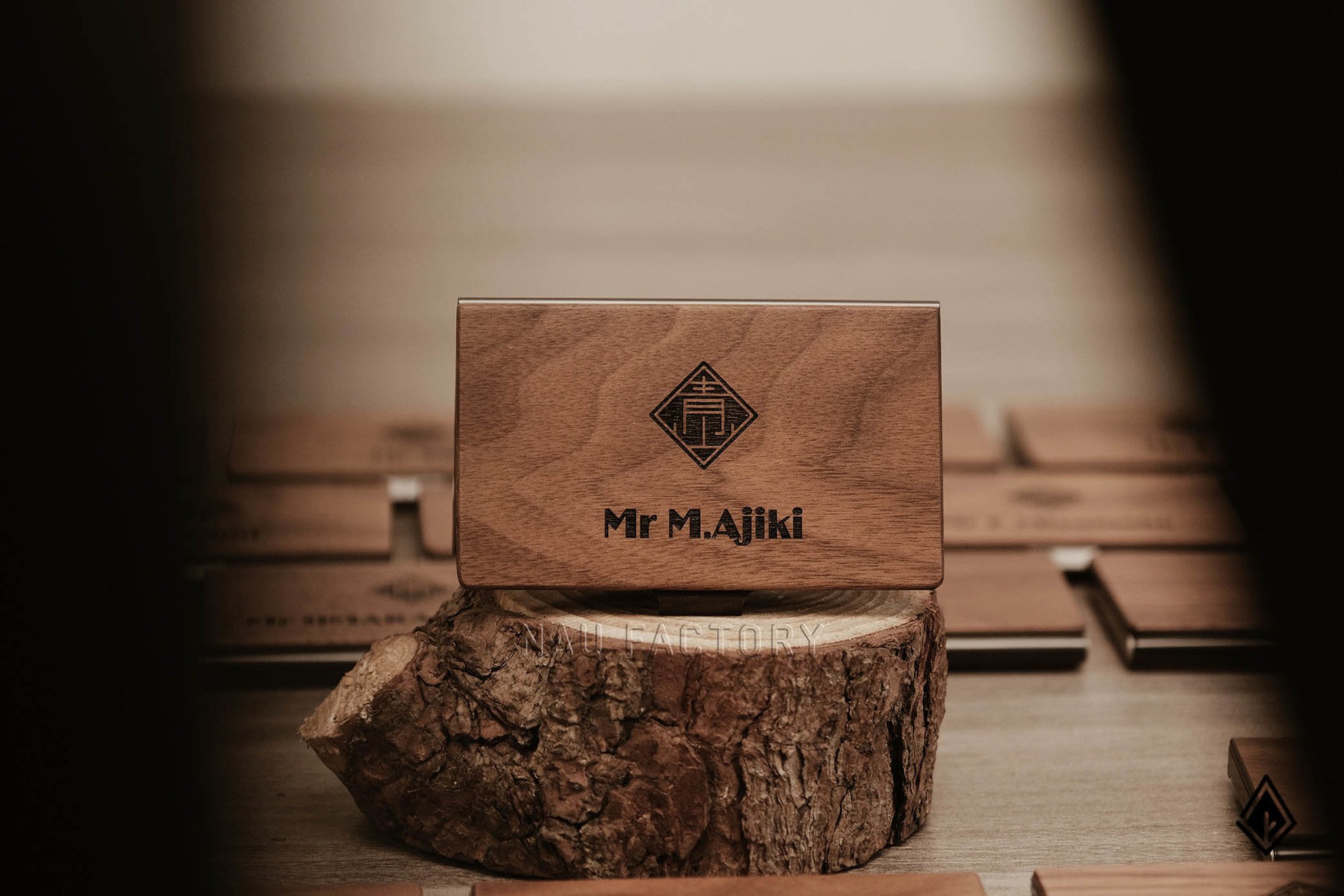 Tại sao hộp đựng namecard gỗ khắc laser là lựa chọn hoàn hảo để tạo nên sự khác biệt?
