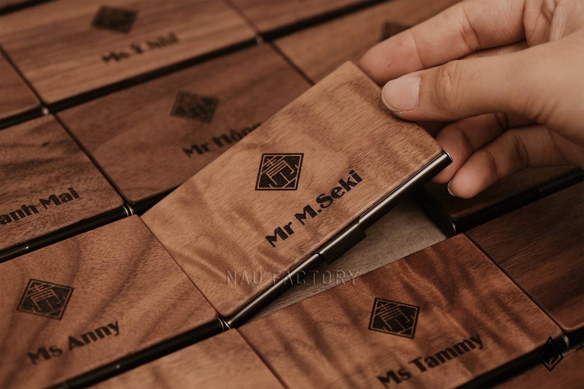 Tại sao hộp đựng namecard gỗ khắc laser là lựa chọn hoàn hảo để tạo nên sự khác biệt?