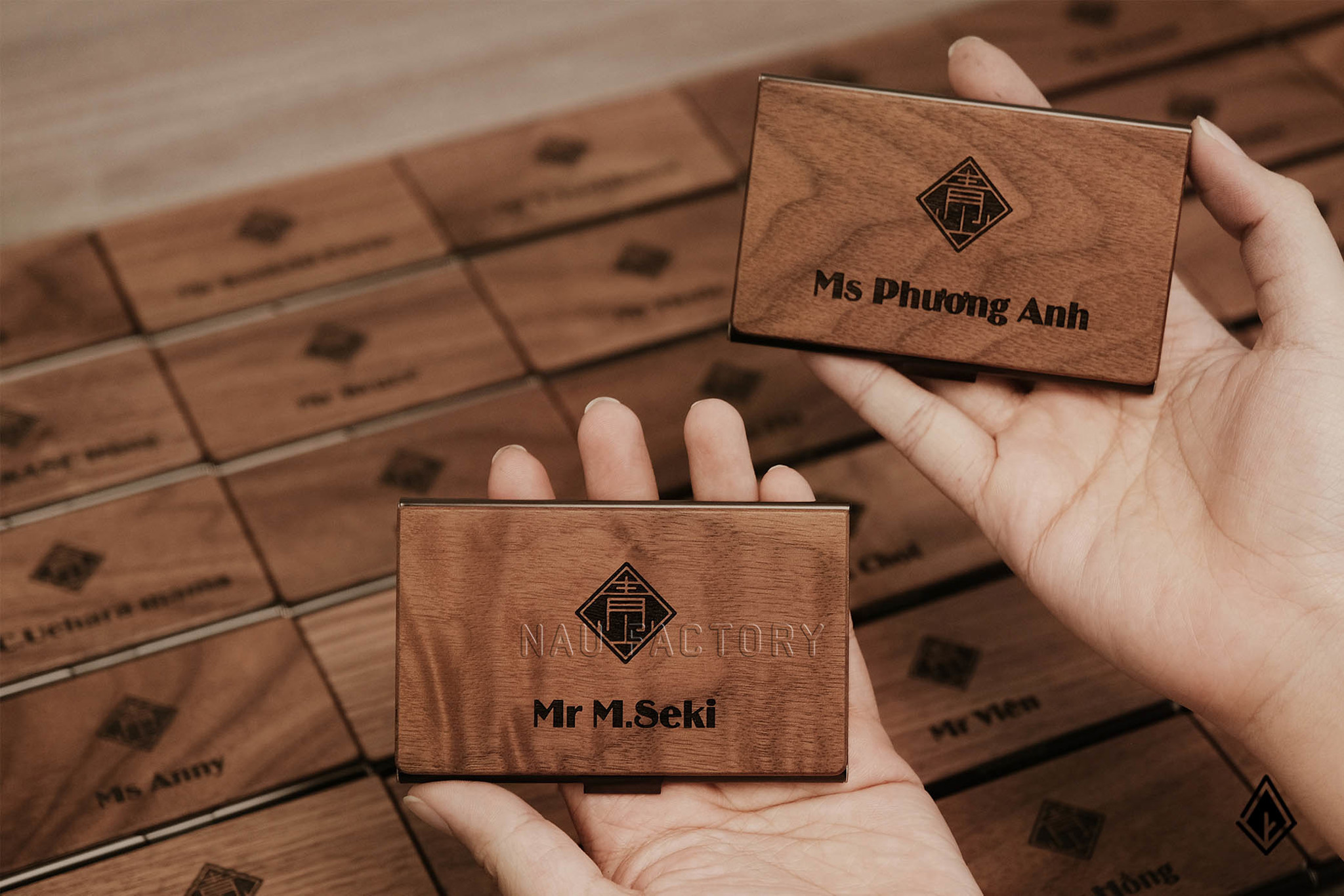 Tại sao hộp đựng namecard gỗ khắc laser là lựa chọn hoàn hảo để tạo nên sự khác biệt?