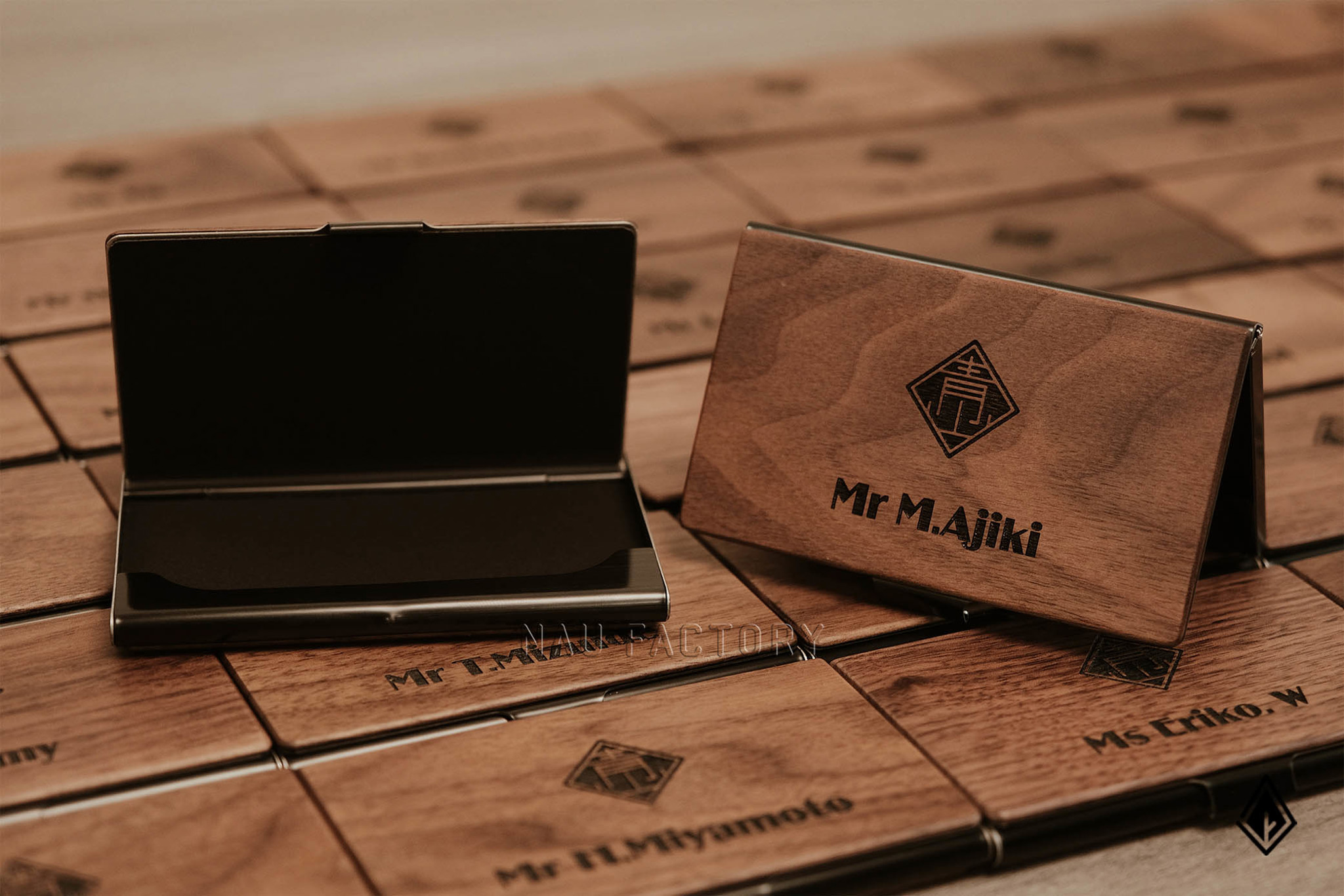 Tại sao hộp đựng namecard gỗ khắc laser là lựa chọn hoàn hảo để tạo nên sự khác biệt?