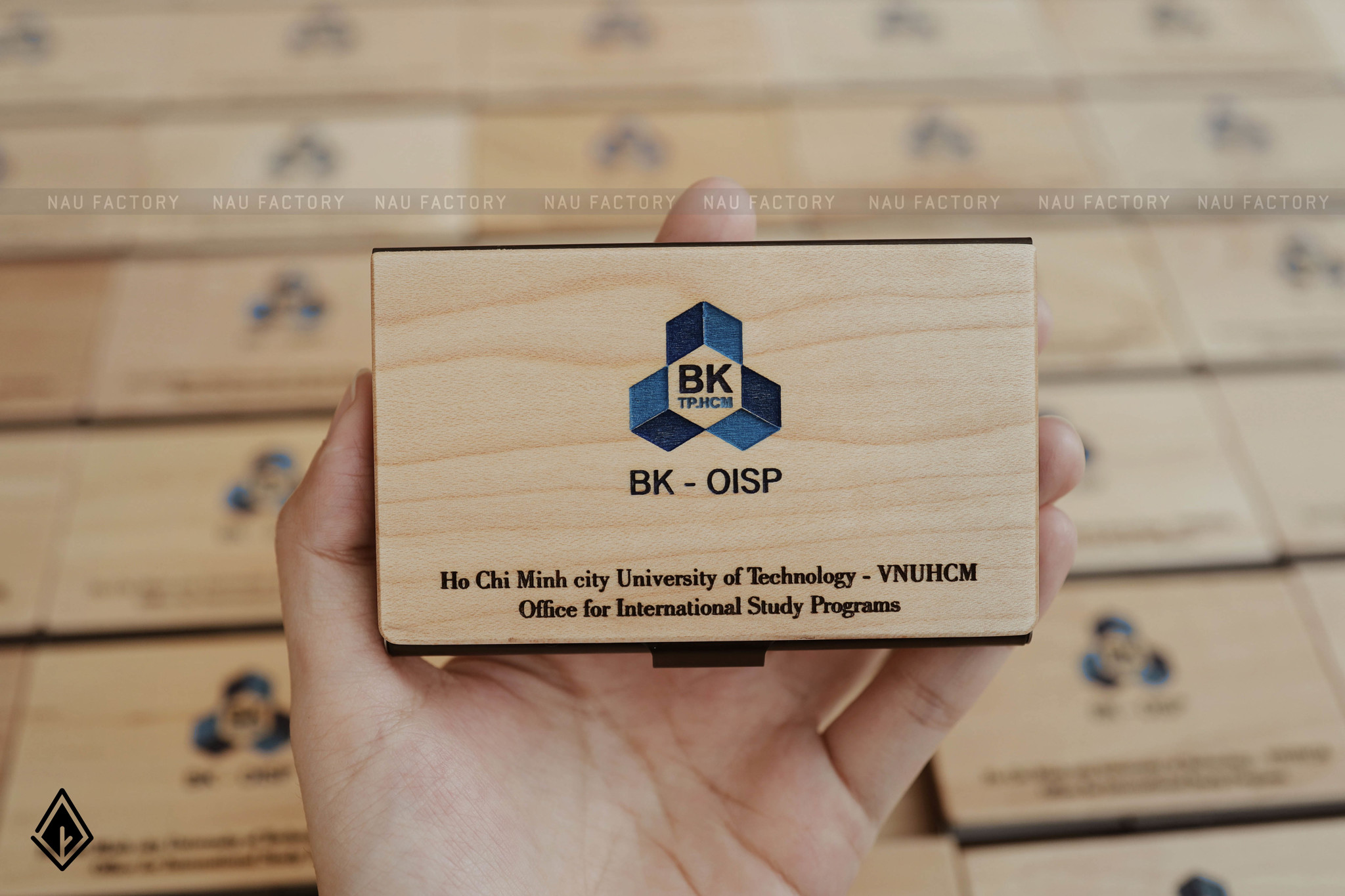 Tại sao hộp đựng namecard gỗ khắc laser là lựa chọn hoàn hảo để tạo nên sự khác biệt?
