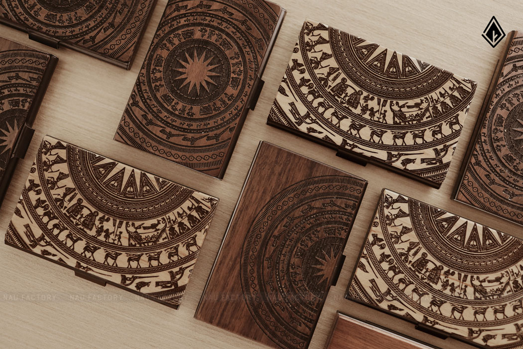 Hộp namecard gỗ khắc trống đồng với thiết kế sang trọng bảo vệ tấm danh thiếp khỏi bị hư hại.