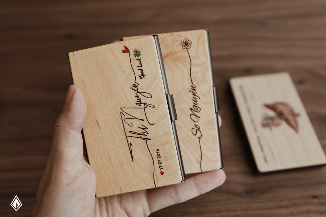 Hộp đựng namecard gỗ khắc tên thể hiện phong cách của người dùng nó.