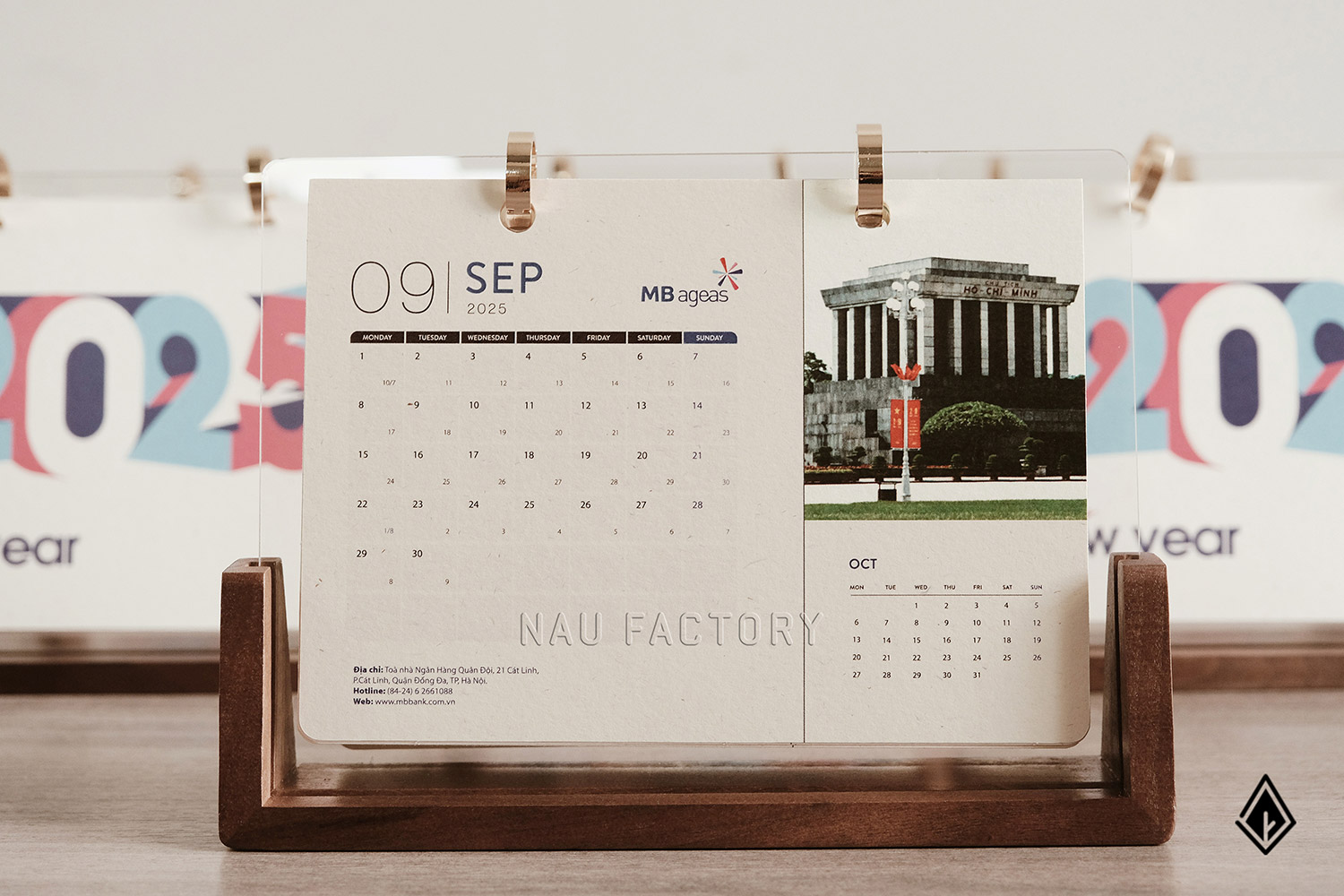 Lịch gỗ chữ U đế gỗ Walnut