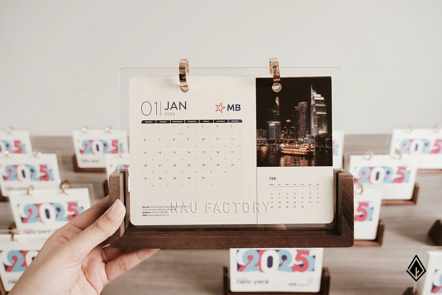 Lịch gỗ chữ U đế gỗ Walnut