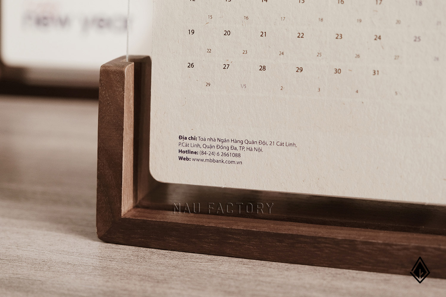 Lịch gỗ chữ U đế gỗ Walnut