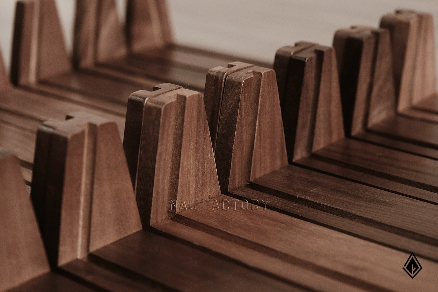 Lịch gỗ chữ U đế gỗ Walnut