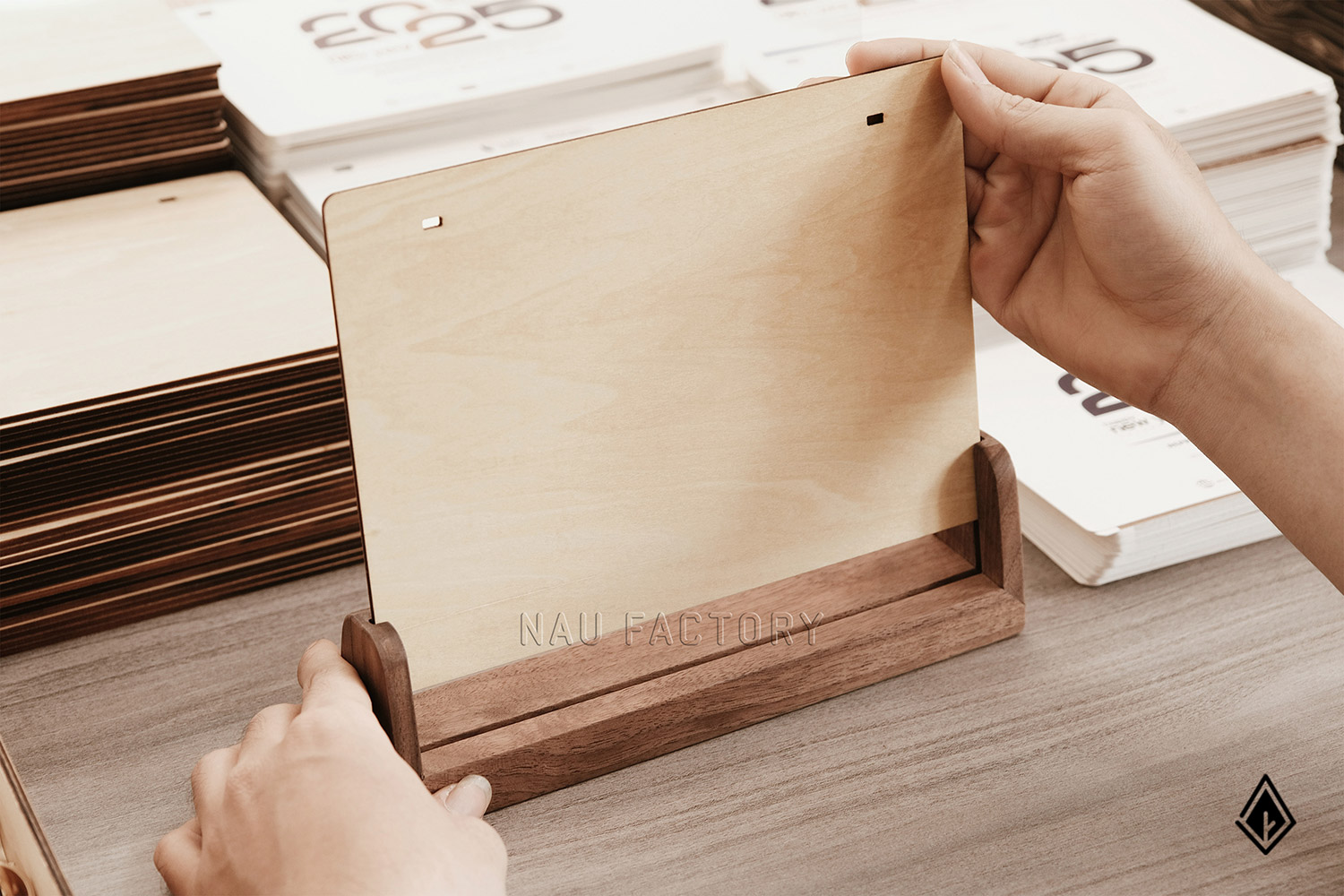 Lịch gỗ chữ U | In UV sắc nét 2 mặt