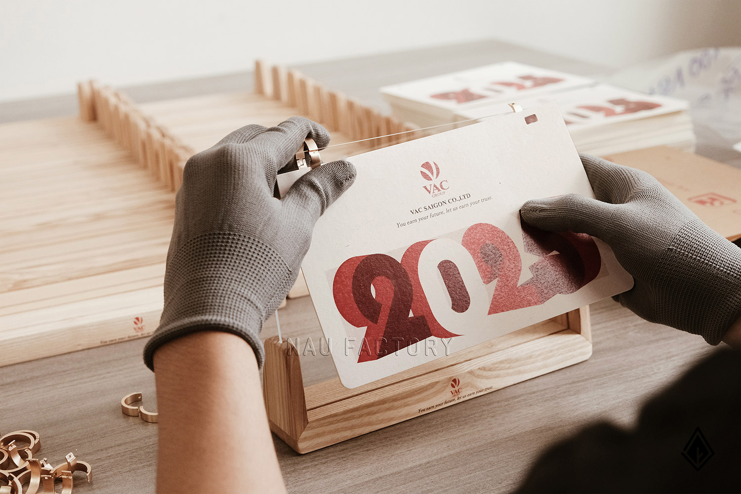 Lịch gỗ chữ U Maple