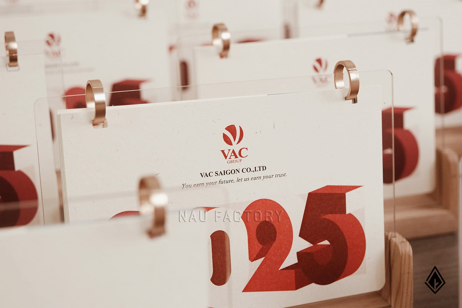 Lịch gỗ chữ U Maple