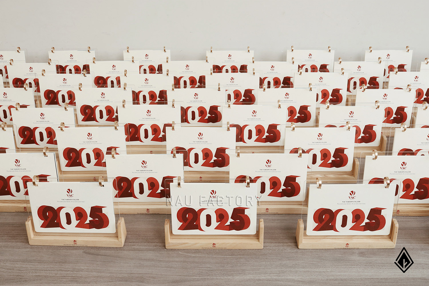 Lịch gỗ chữ U Maple