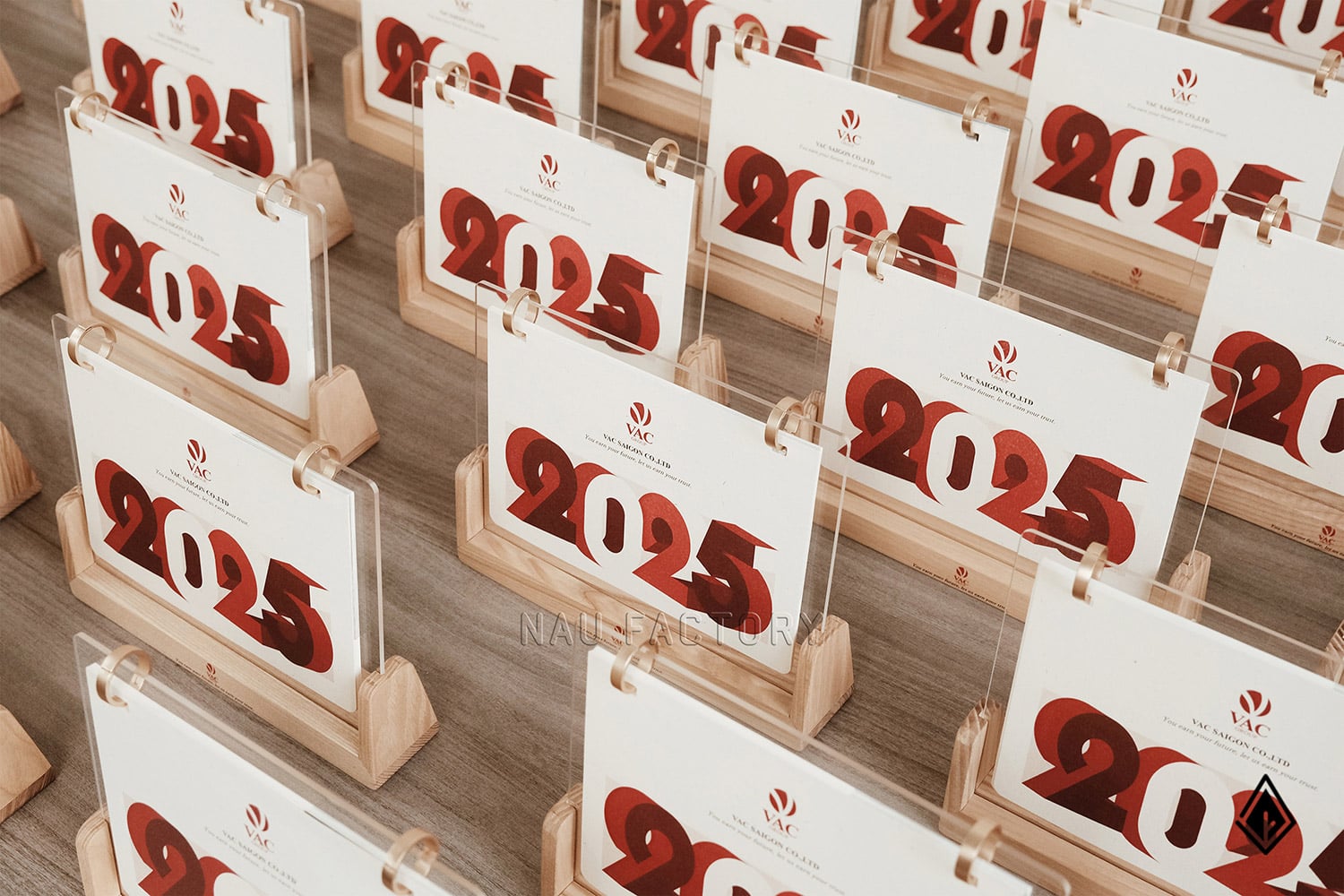 Lịch gỗ chữ U Maple