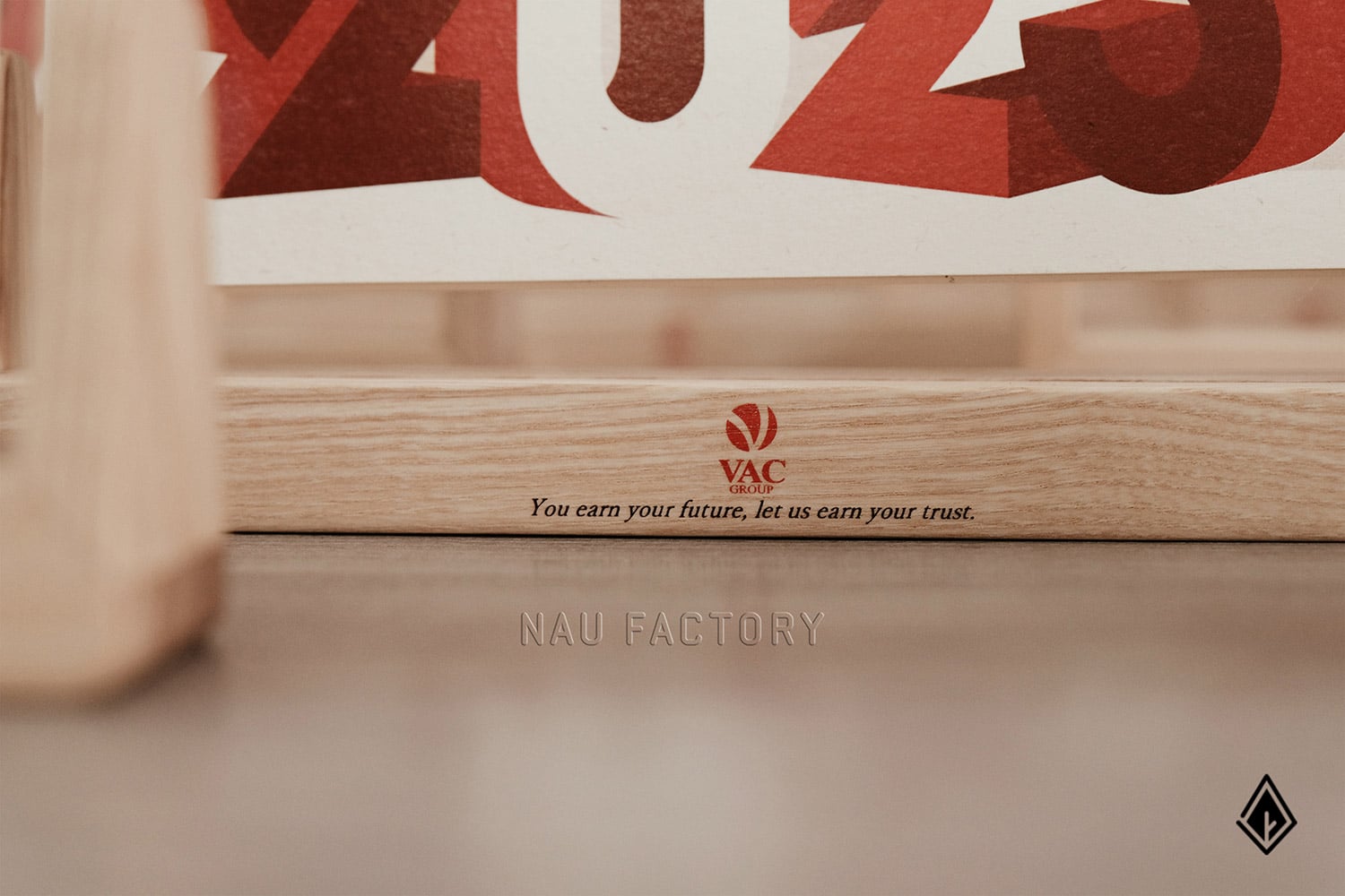 Lịch gỗ chữ U Maple