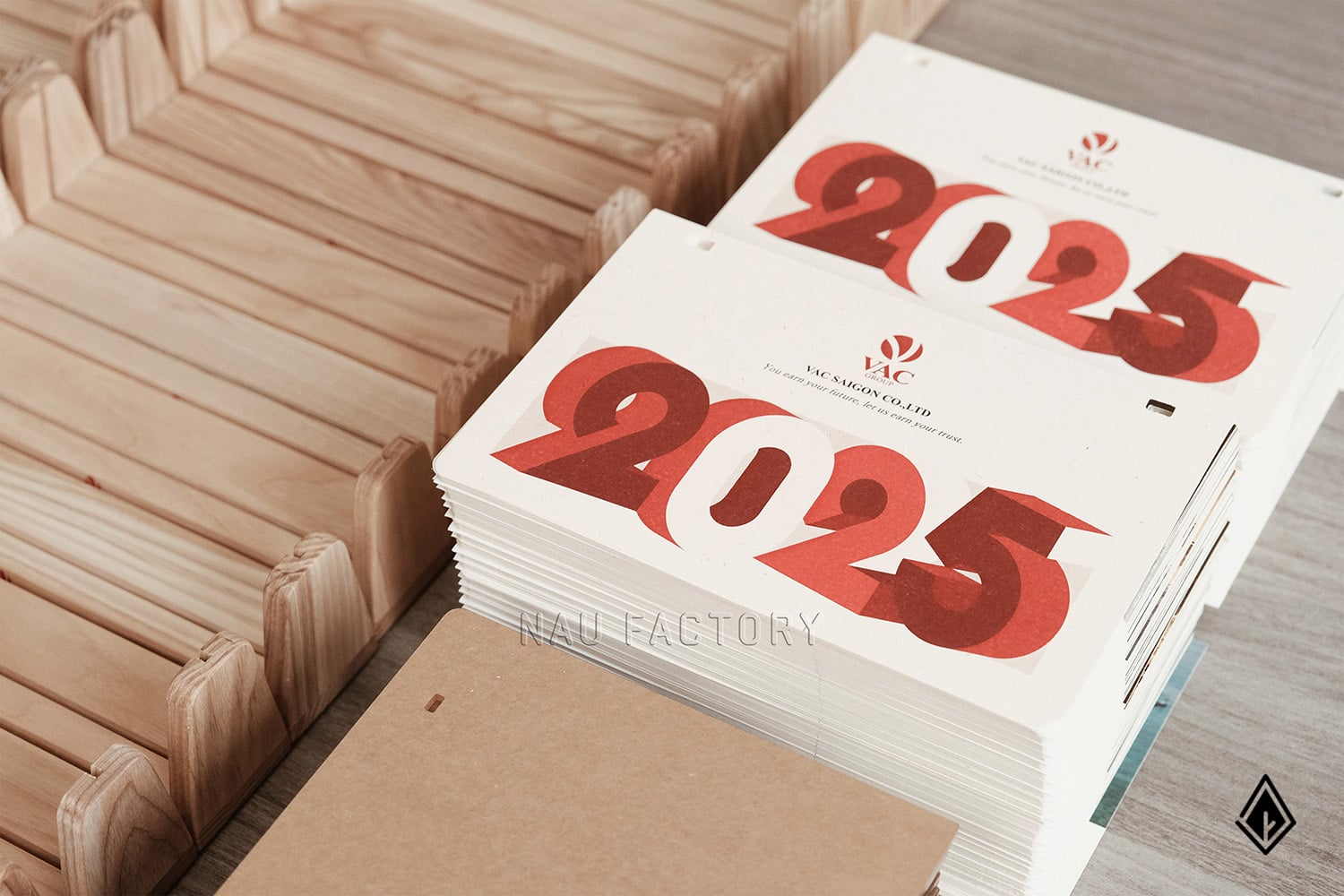 Lịch gỗ chữ U Maple