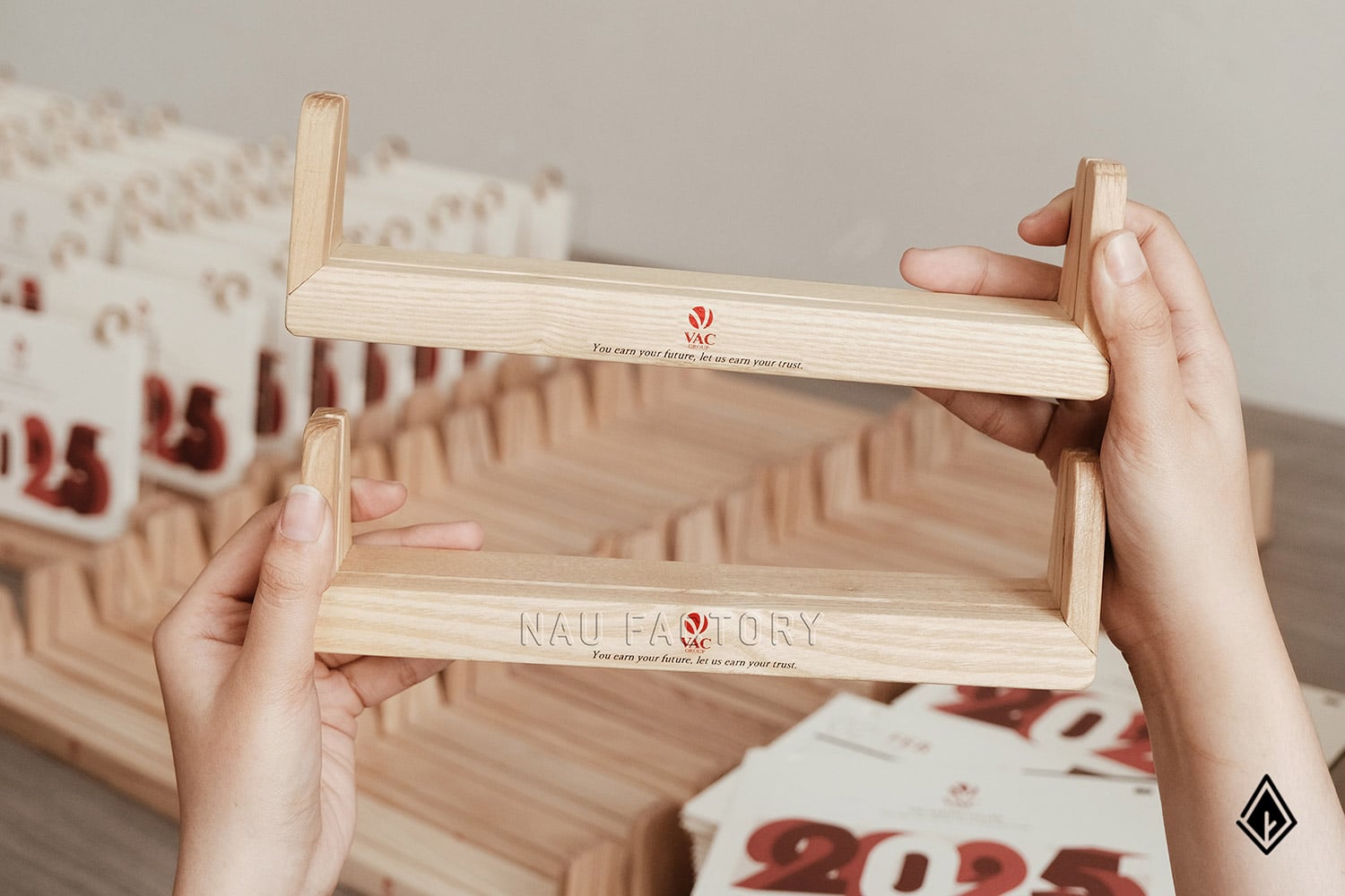 Lịch gỗ chữ U Maple