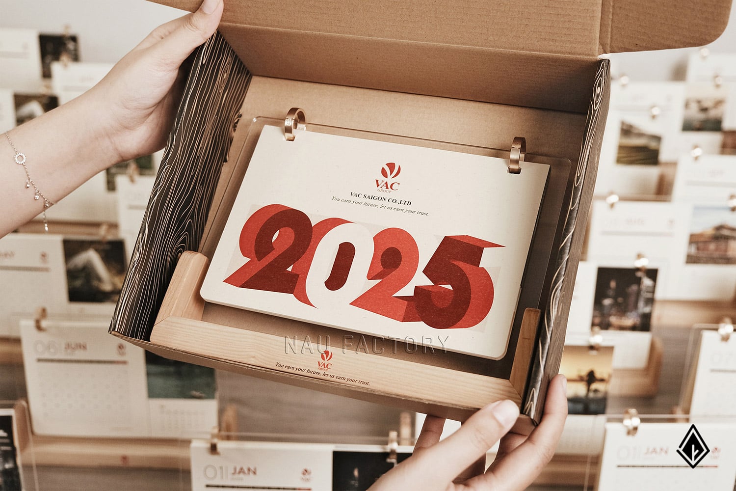 Lịch gỗ chữ U Maple