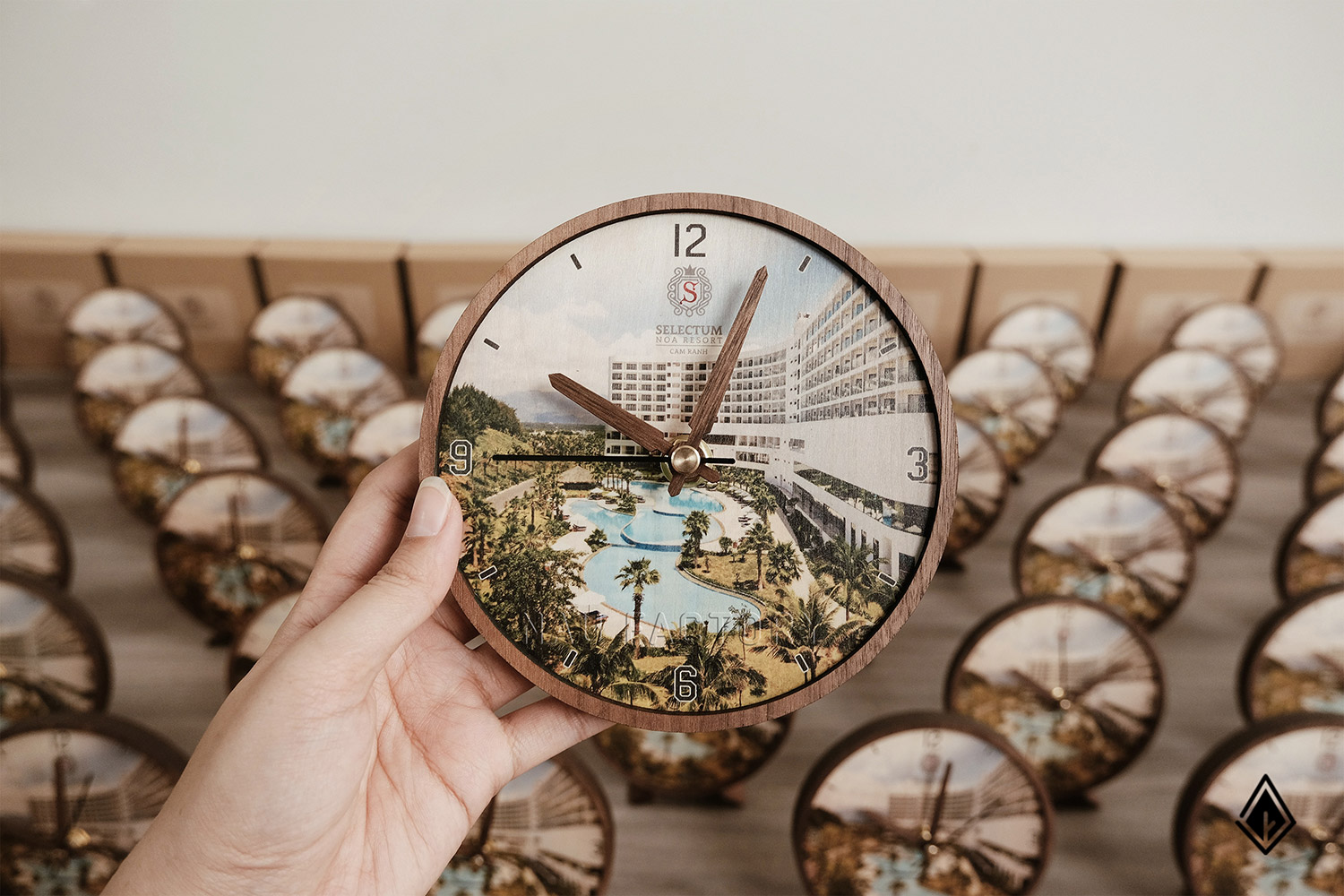 Đồng hồ gỗ để bàn