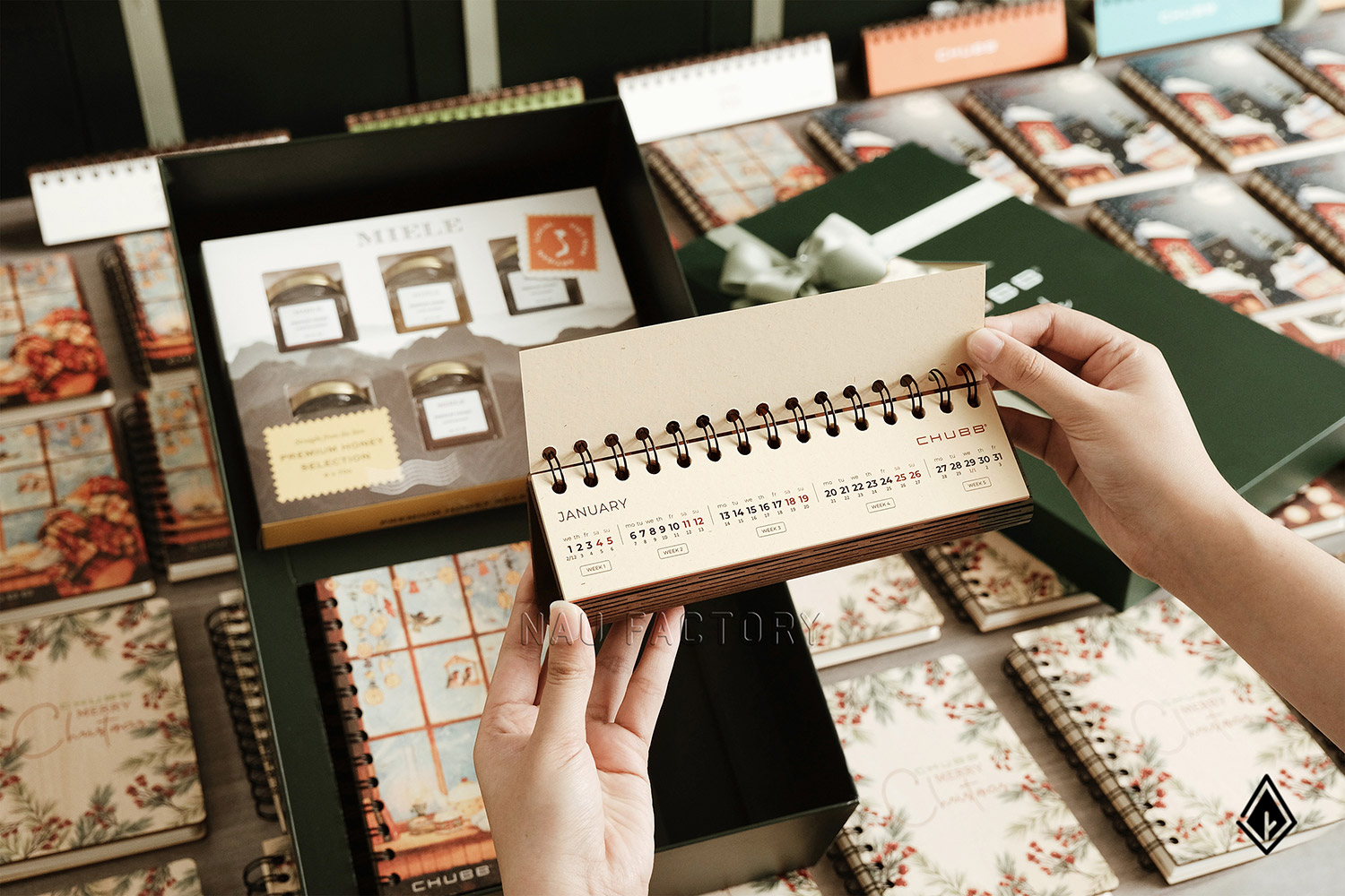 Lịch gỗ form ngang