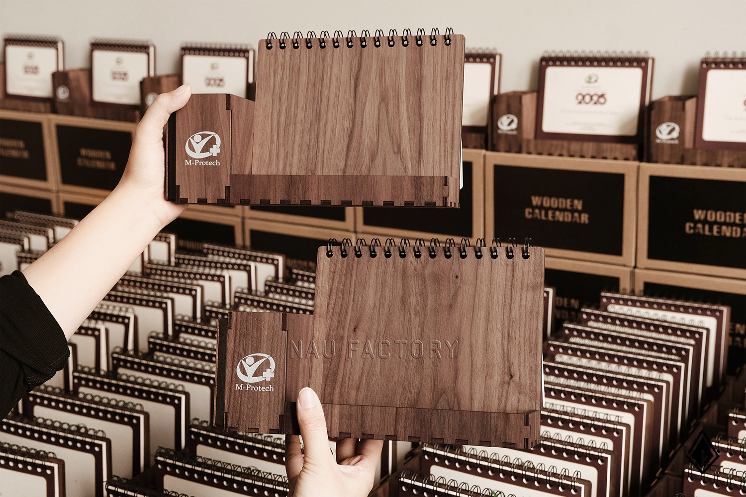 lịch gỗ walnut đa năng