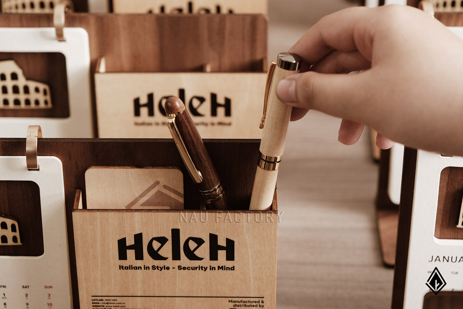 Lịch gỗ khay bút