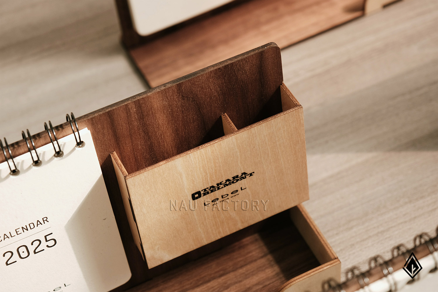 lịch gỗ khay bút