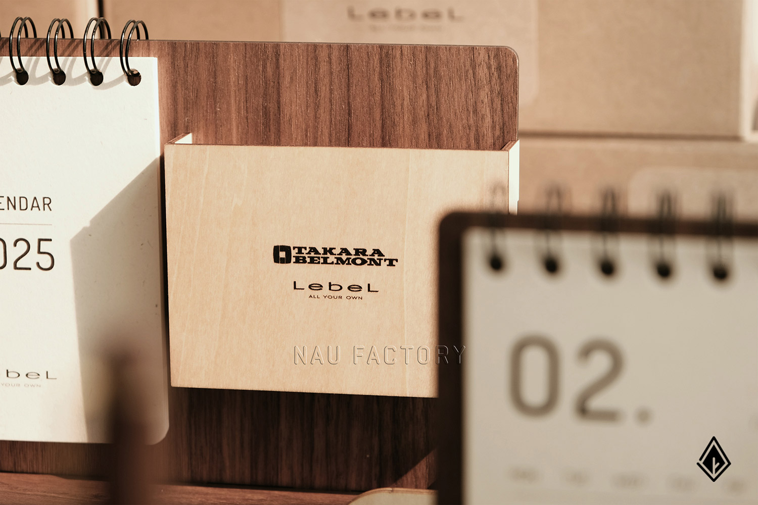 lịch gỗ khay bút