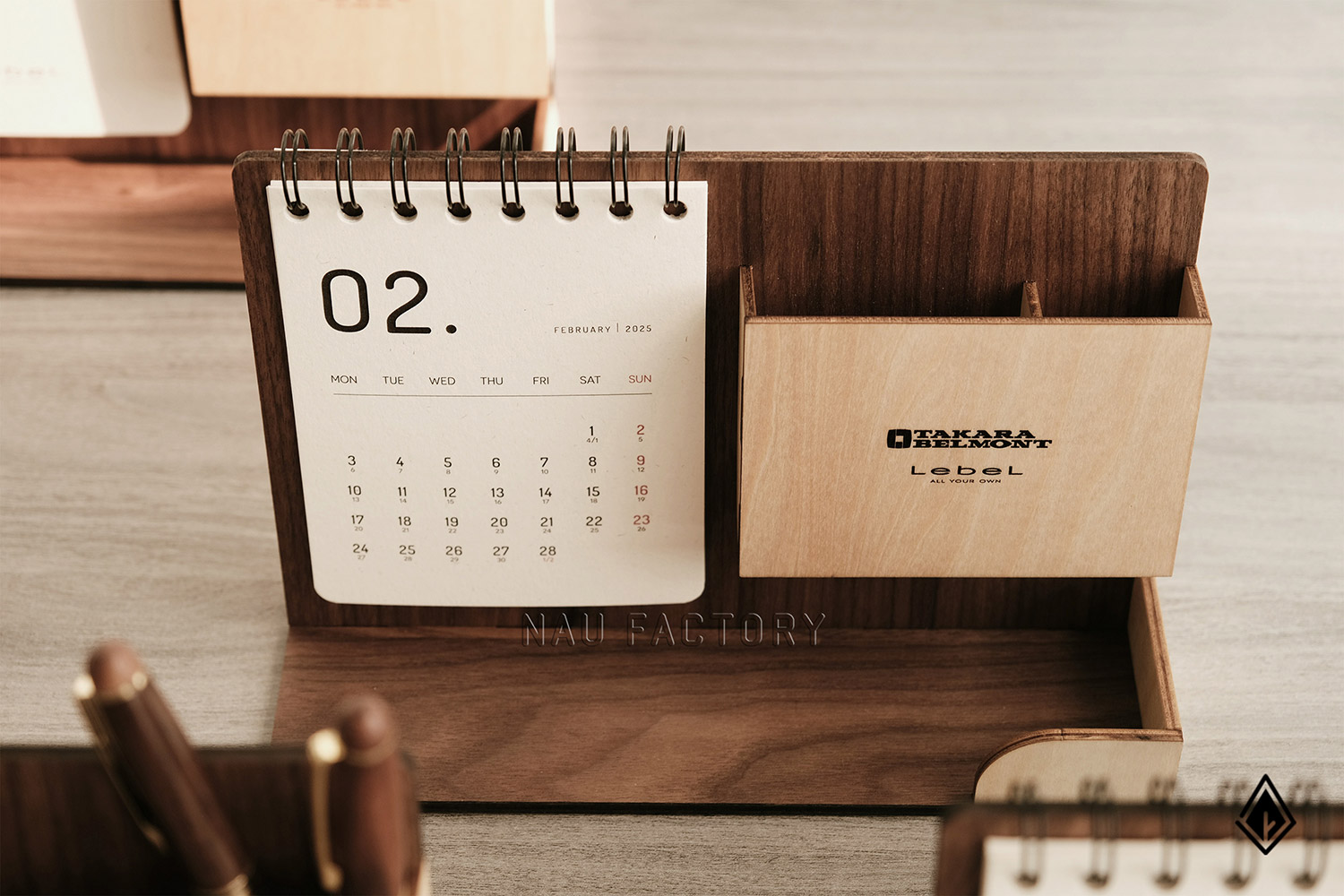 lịch gỗ khay bút