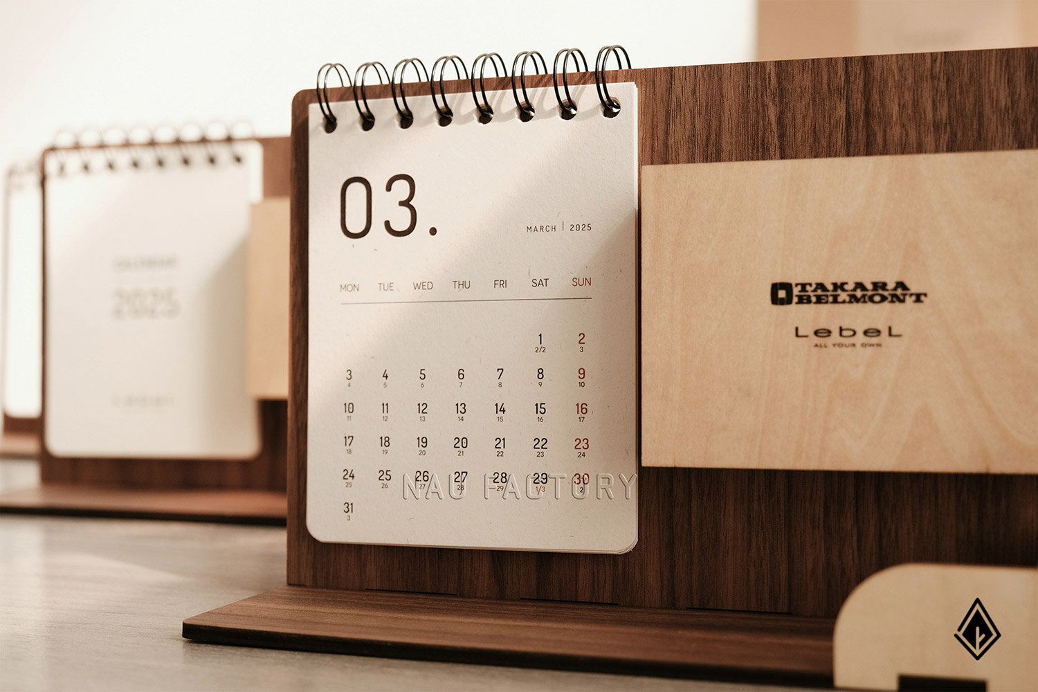 lịch gỗ khay bút