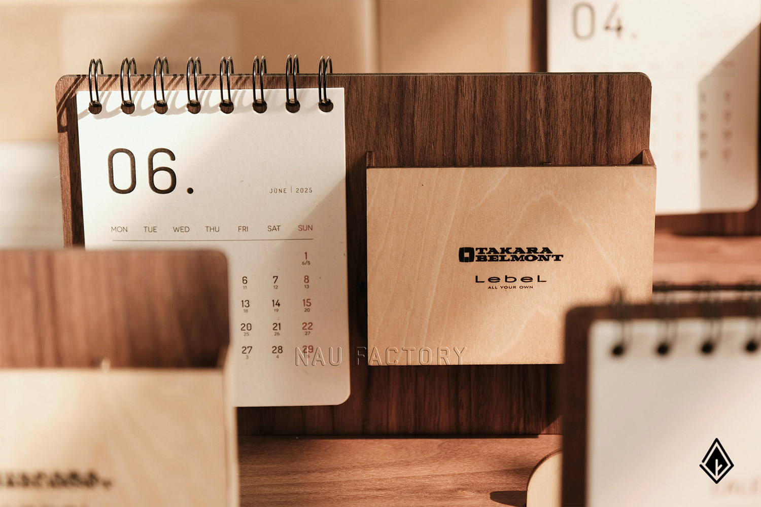 lịch gỗ khay bút