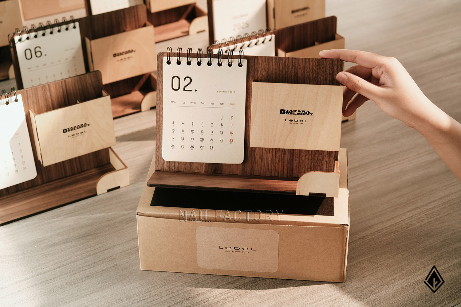 lịch gỗ khay bút