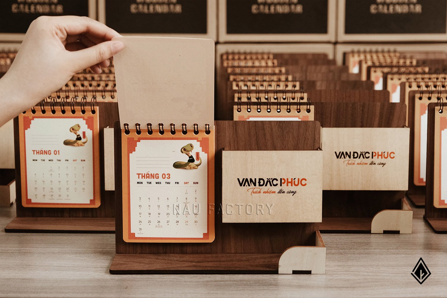 lịch gỗ khay bút