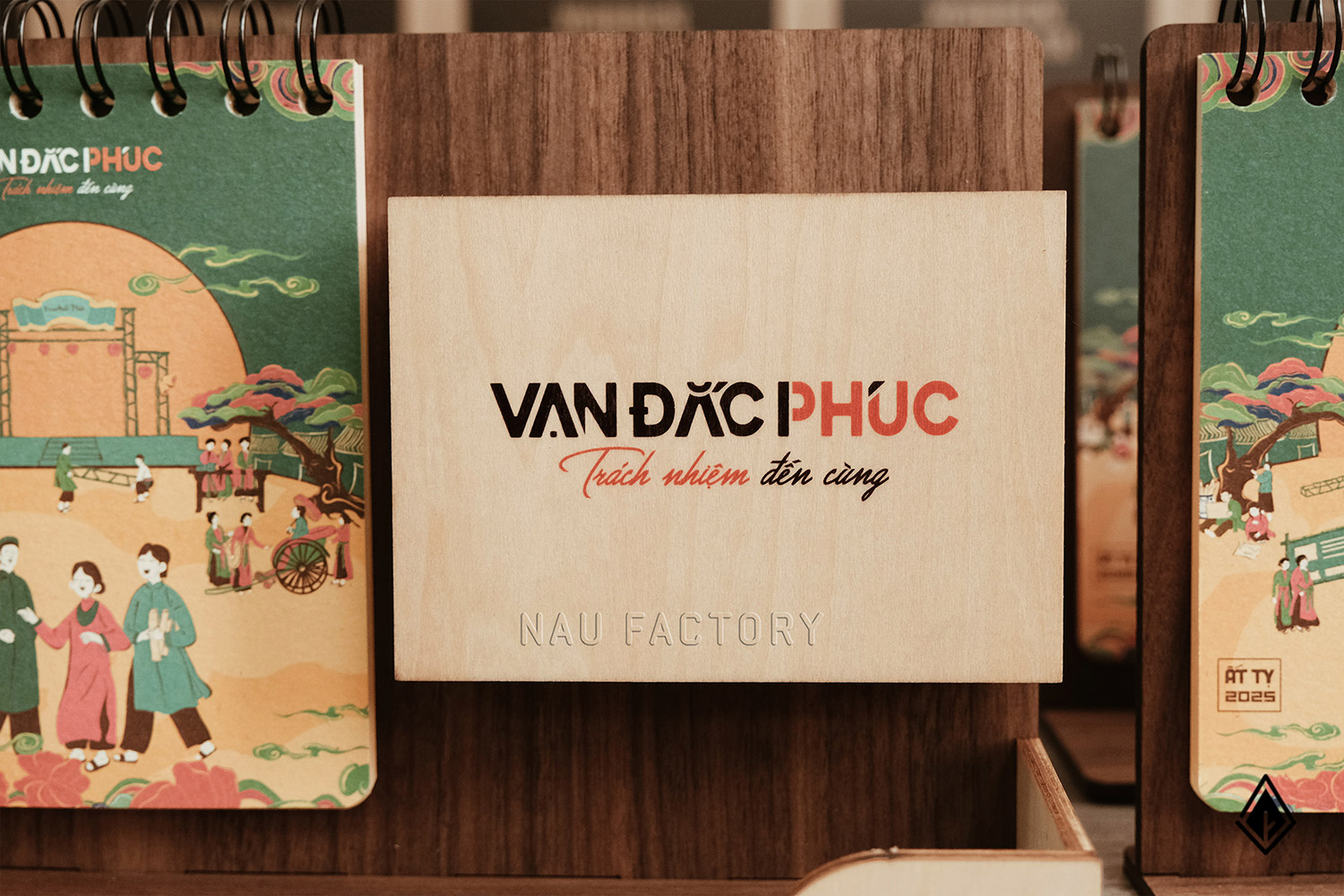lịch gỗ khay bút