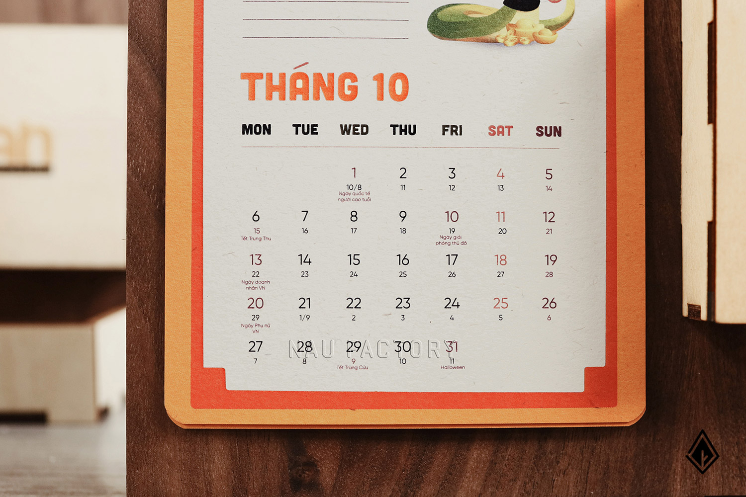 lịch gỗ khay bút