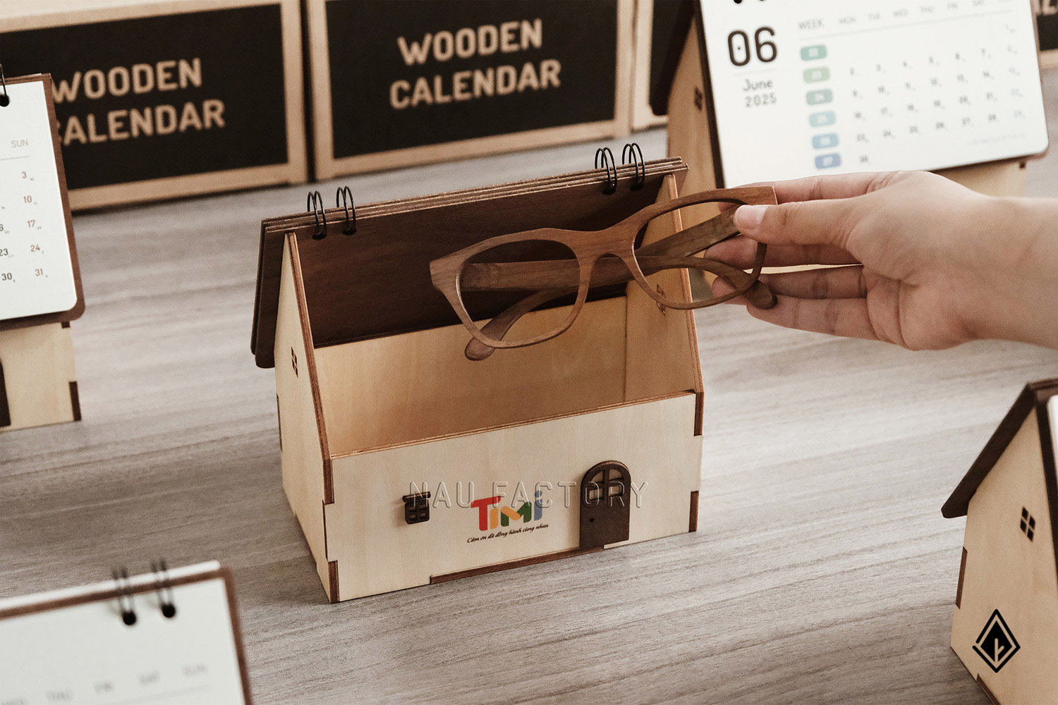 Lịch gỗ ngôi nhà