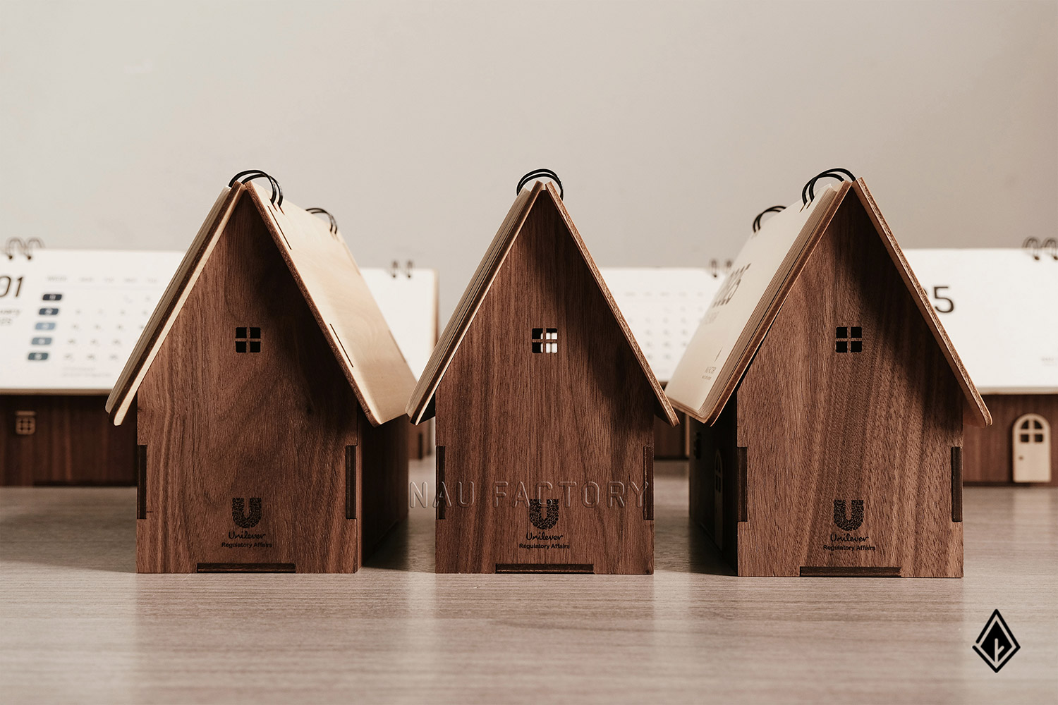 Lịch gỗ ngôi nhà Walnut