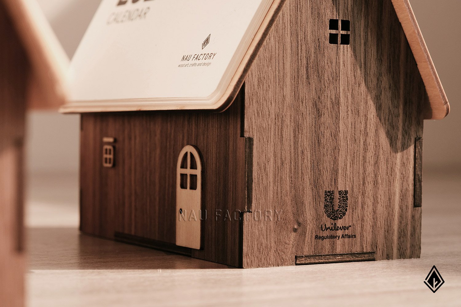 Lịch gỗ ngôi nhà Walnut