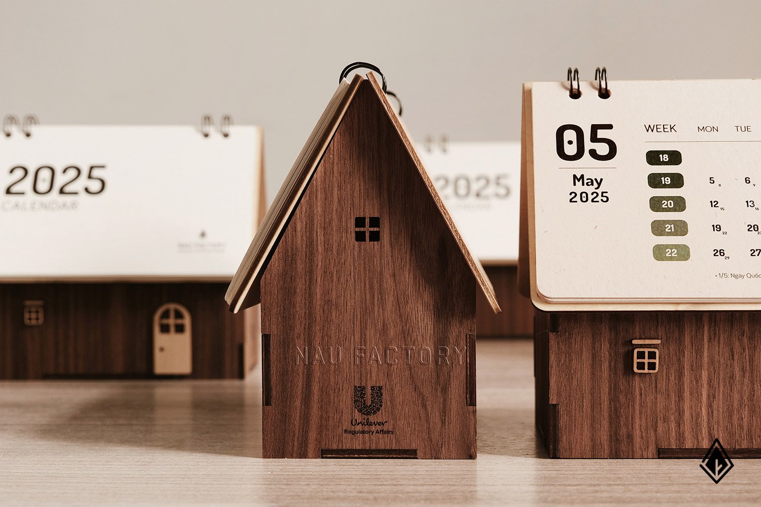 Lịch gỗ ngôi nhà Walnut