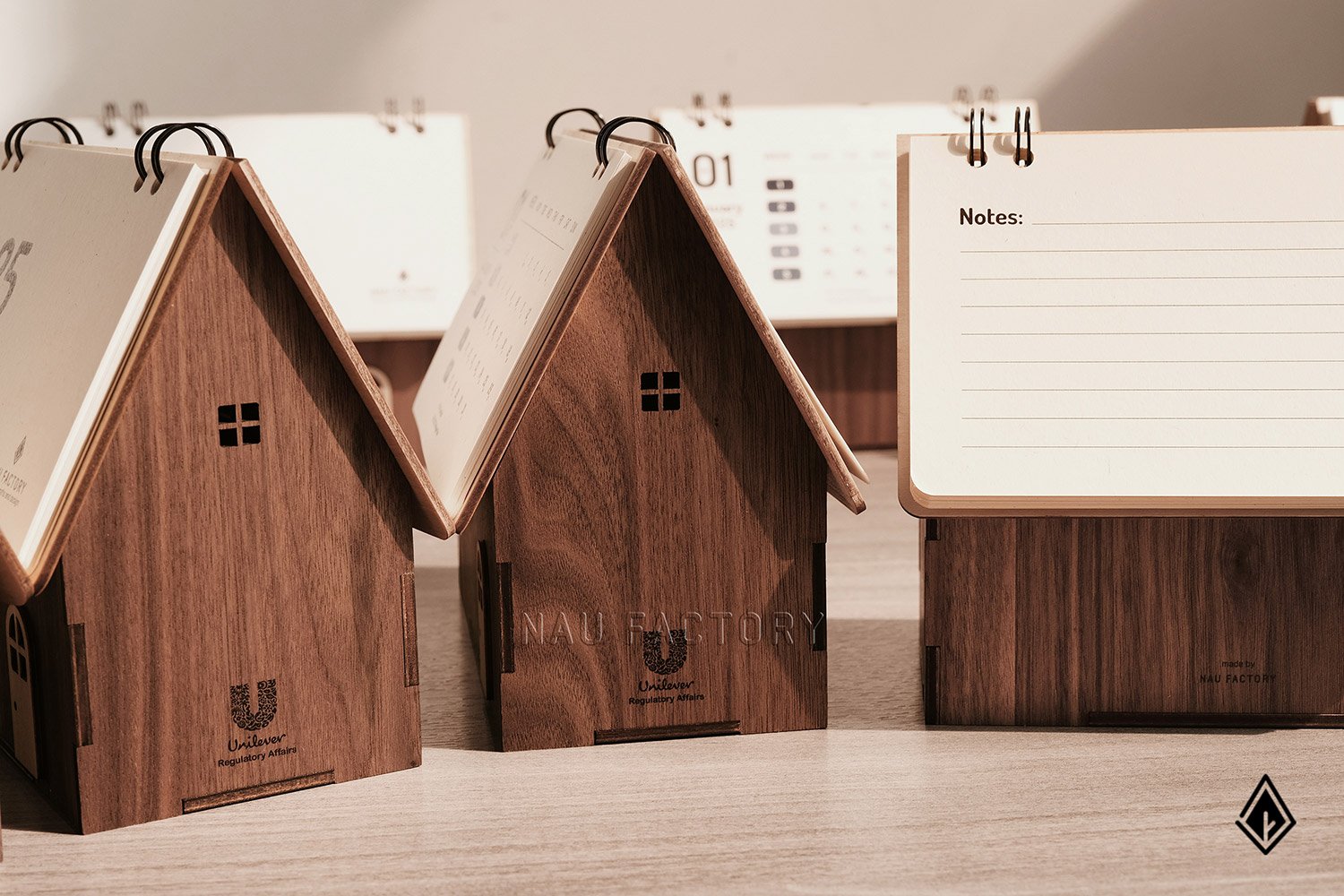 Lịch gỗ ngôi nhà Walnut