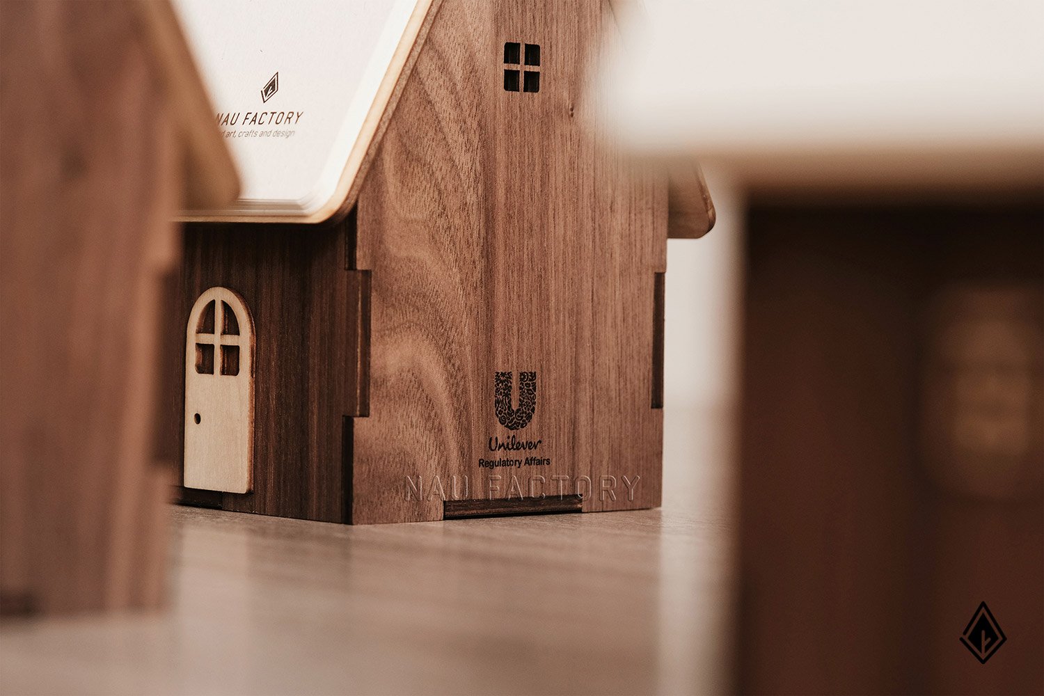 Lịch gỗ ngôi nhà Walnut